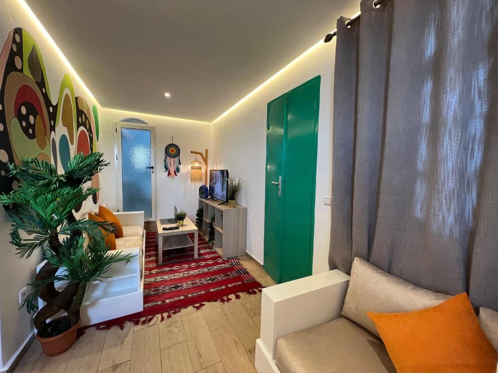 - un salon avec un canapé et une porte verte dans l'établissement Art Riad Au Bord De La Mer, à El Jadida