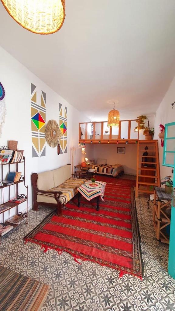 un salon avec un canapé et un tapis dans l'établissement Art Riad Au Bord De La Mer, à El Jadida
