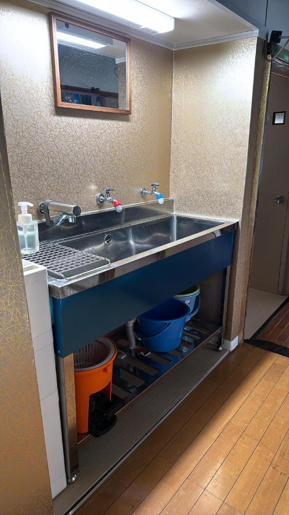 - une cuisine avec un évier dans la chambre dans l'établissement Ryokan Nakadaya, à Tokyo 37 autres photos