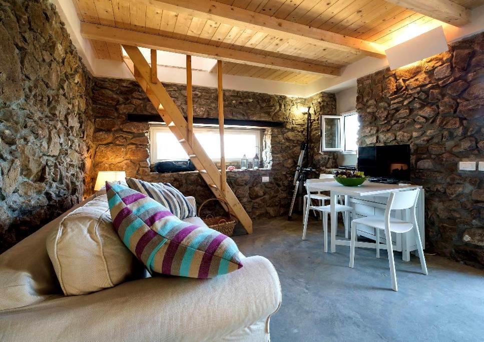 un salon avec un canapé et une table dans l'établissement Andrea's Home, à Cefalù