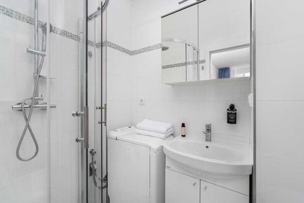 Enjoy Downtown Boutique Apartments #12 by goodnite cz 7