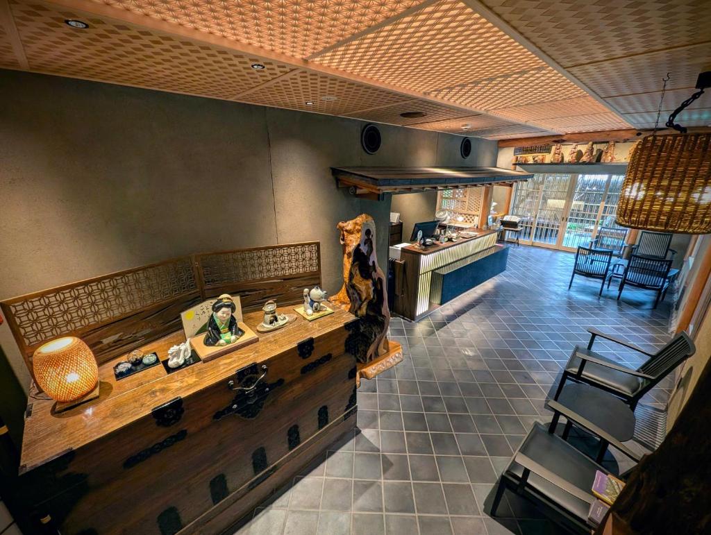 une cuisine avec un grand comptoir en bois avec des objets dessus dans l'établissement Ryoso Yufuin Yamadaya, à Yufu