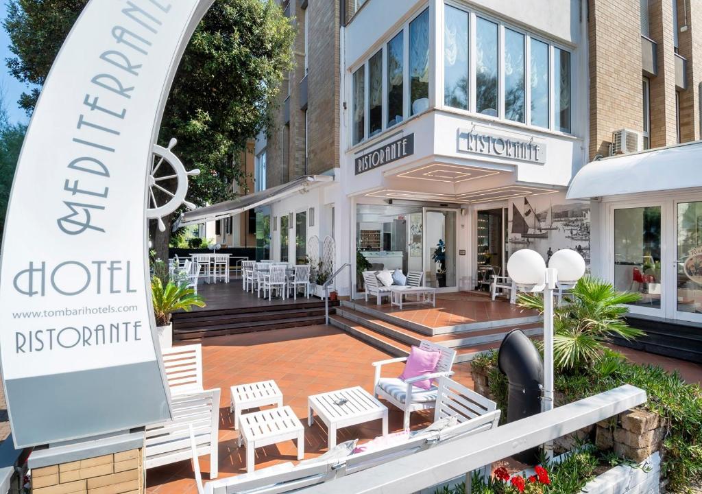 un panneau devant un bâtiment dans l'établissement Hotel Mediterraneo, à Pesaro