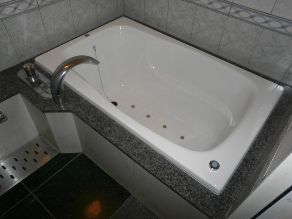 La salle de bains est pourvue d'une baignoire blanche avec un robinet. dans l'établissement Hotel Bianca Due (Adult Only), à Tokyo