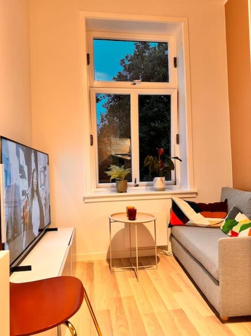Central & Modern 2BR Apt, 4min Subway to Oslo City 5