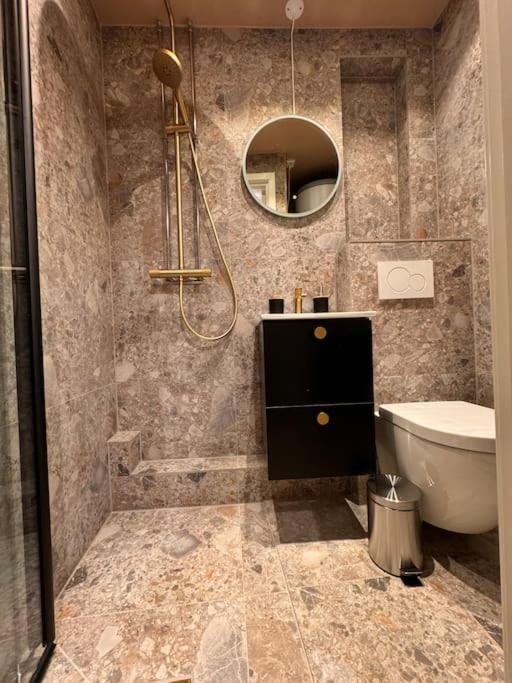 Central & Modern 2BR Apt, 4min Subway to Oslo City 8