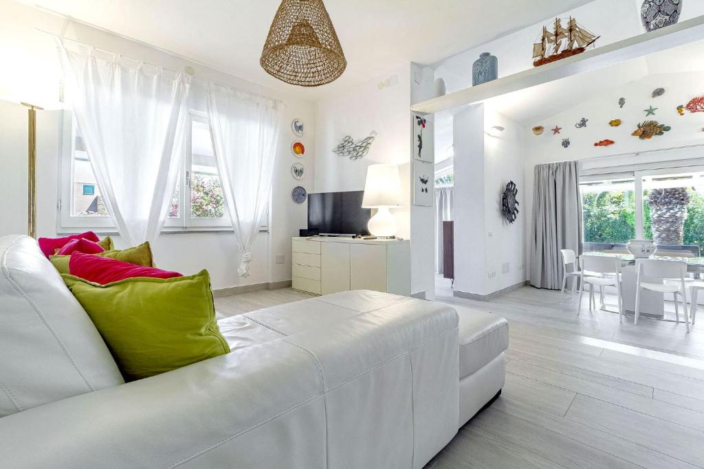 un salon blanc avec un canapé blanc et une table dans l'établissement CASAVIVA - Villa con piscina privata a Stintino, à Stintino