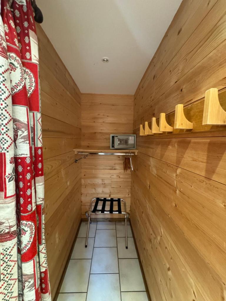 Cette chambre dispose d'un sauna avec un tabouret. dans l'établissement Le Schuss, à Châtel