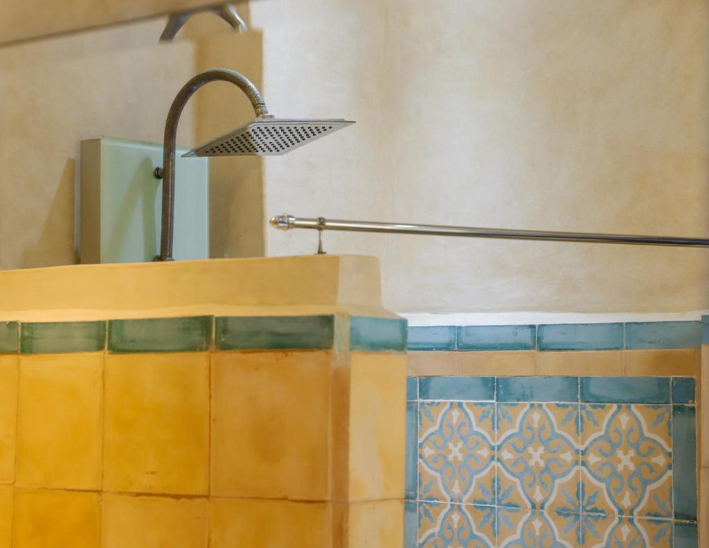 La salle de bains est pourvue d'une douche et de carrelage coloré. dans l'établissement Riad YAHIA ZAMANE, à Essaouira 37 autres photos