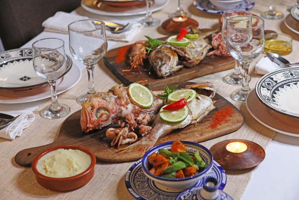 une table avec une assiette de nourriture sur une table dans l'établissement Riad Villa Garance, à Essaouira