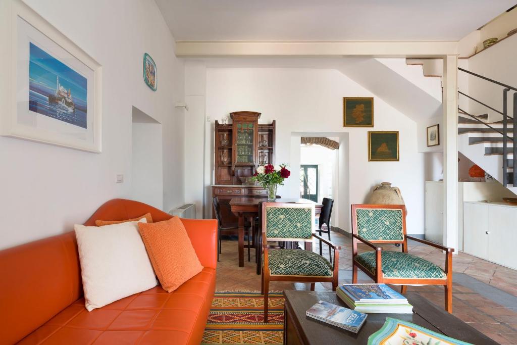 - un salon avec un canapé et des chaises orange dans l'établissement Saracina, à Aci Catena