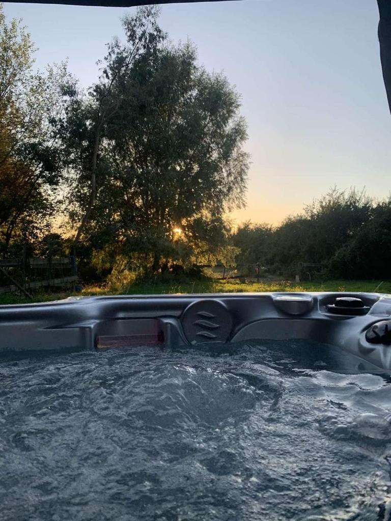 une vue sur la hotte d'une voiture recouverte d'eau dans l'établissement La bulle, à Attiches