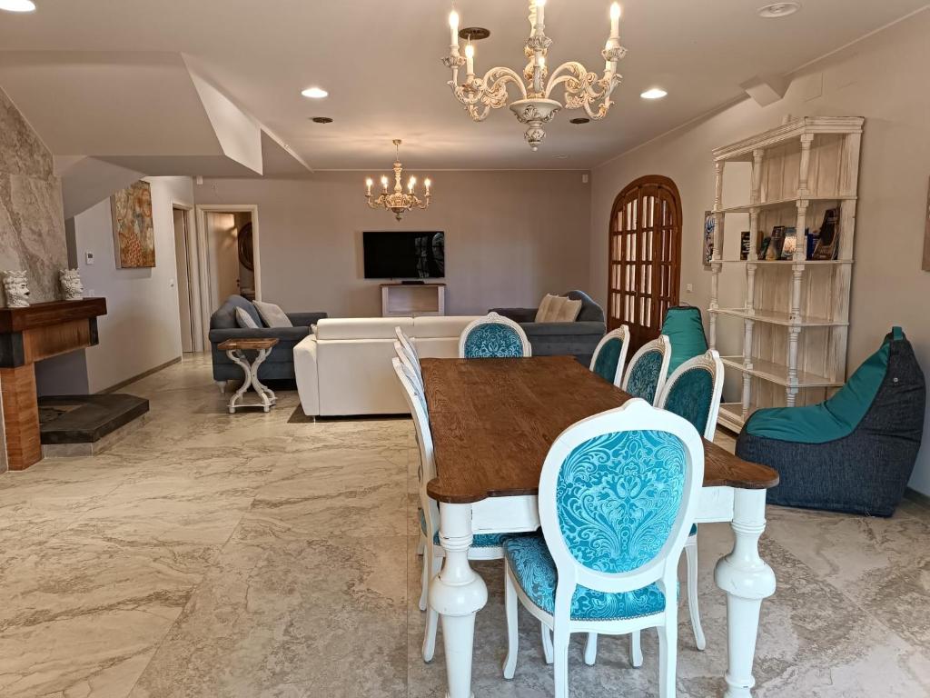 un salon avec une table et des chaises dans l'établissement LUXURY VILLA Vittorianna Etna- Taormina & Seaview with Pool, à Giardini Naxos