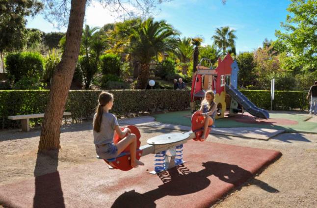 - 2 jeux pour enfants dans un parc dans l'établissement Chalet Coco, à Roquebrune-sur Argens