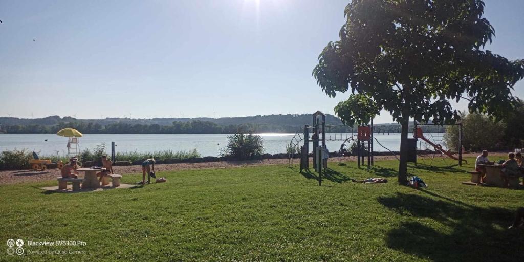 Photo de la galerie de l'établissement Mobil home place 26, à Villegusien Le Lac