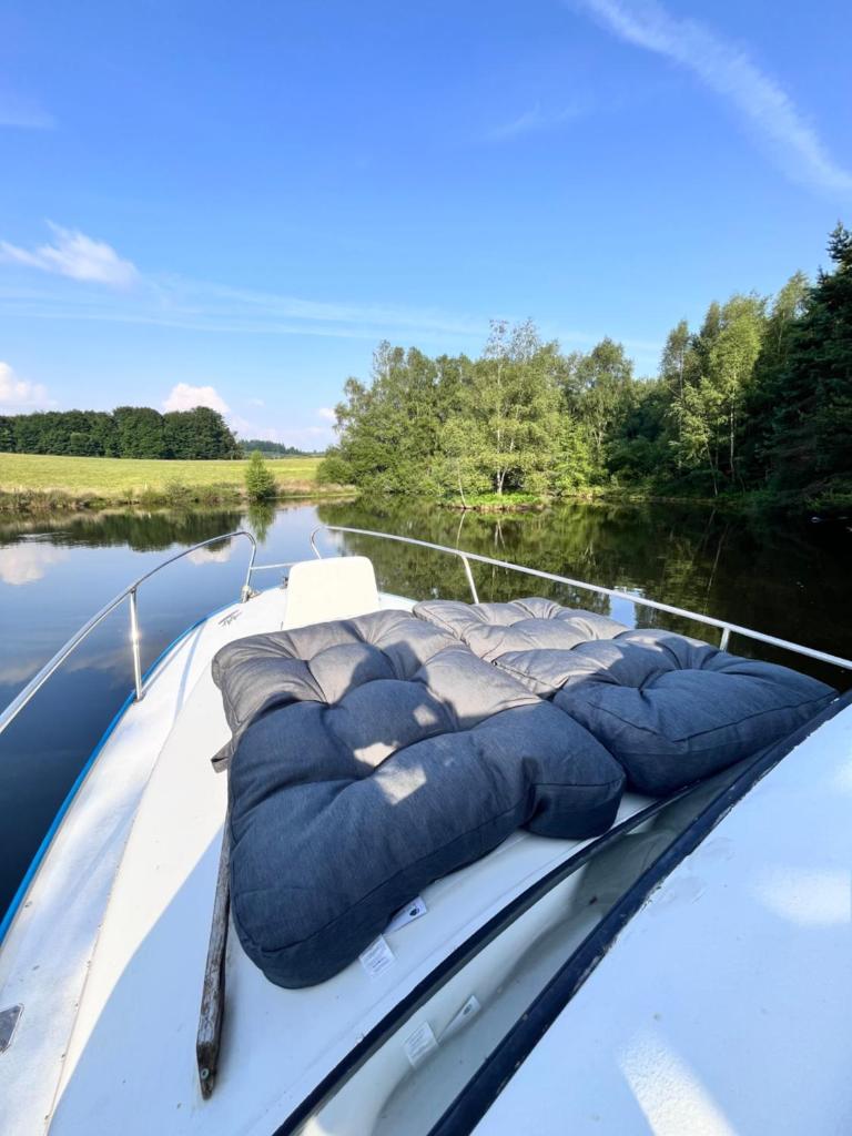 un lit à l'arrière d'un bateau sur une rivière dans l'établissement Bateaupirate19, à Cornil