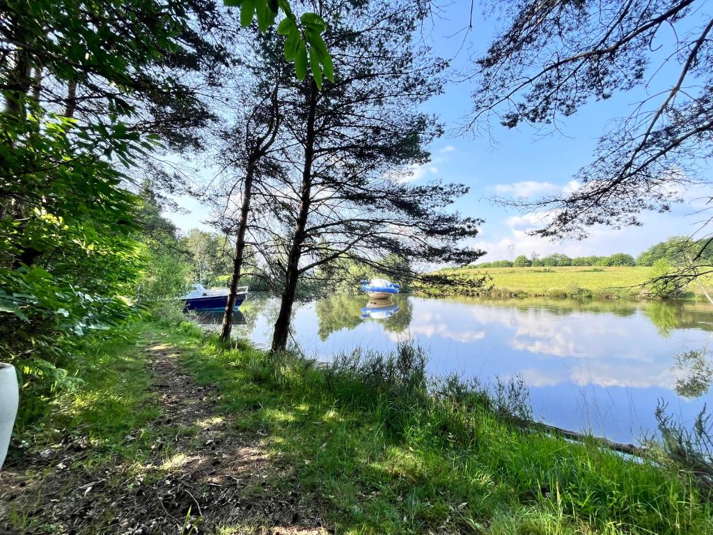 un bateau dans l'eau à côté d'une rivière dans l'établissement Bateaupirate19, à Cornil 9 autres photos