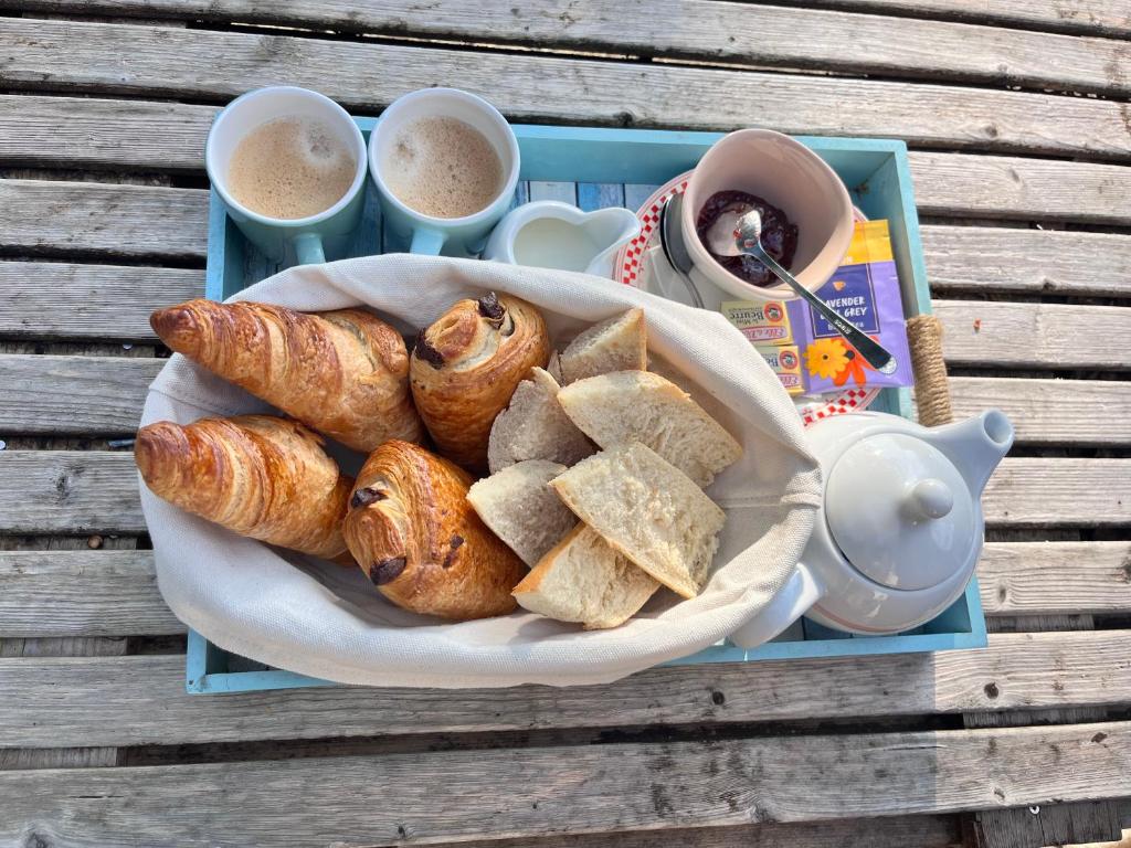 un plateau de pâtisseries et deux tasses de café dans l'établissement Bateaupirate19, à Cornil