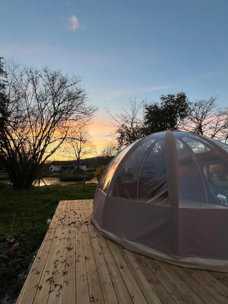 une tente installée au-dessus d'une terrasse en bois dans l'établissement Bulle insolite Wigwam, à Aulnay-sur-Iton