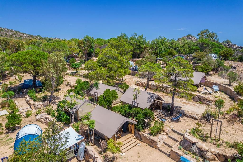 - une vue sur une maison arborée dans l'établissement Camping Rondinara, à Bonifacio