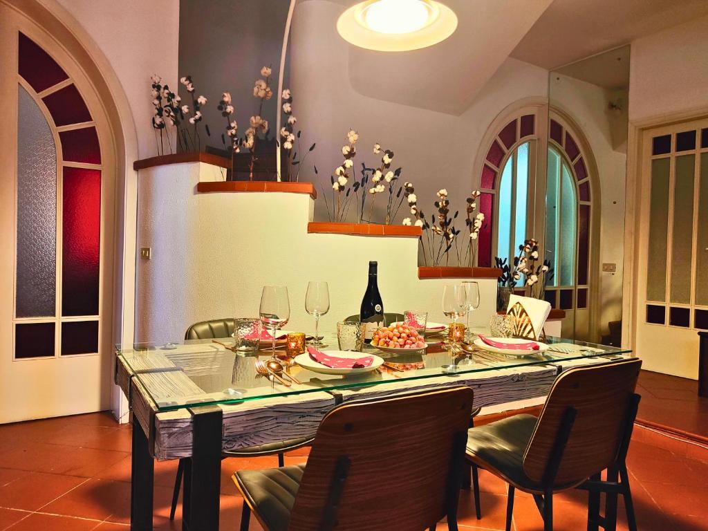 une salle à manger avec une table et des chaises dans l'établissement Villa Clarenza - Holiday House, à San Pietro Clarenza