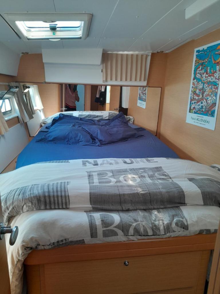 un lit au milieu d'une pièce dans l'établissement Maol, à Saint-Gilles-Croix-de-Vie
