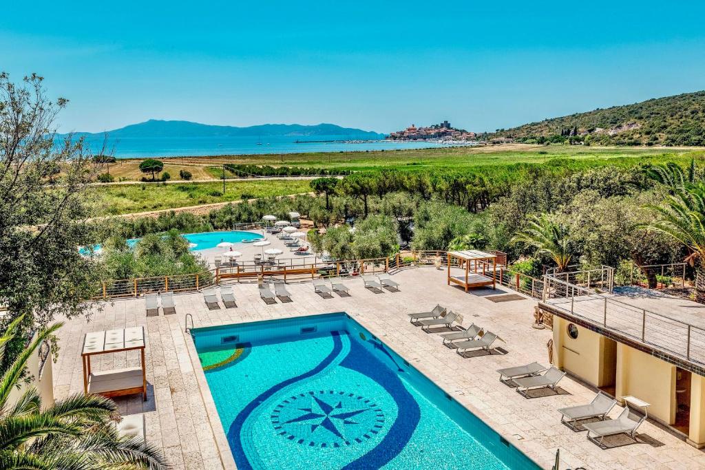 une vue aérienne d'un complexe hôtelier avec piscine dans l'établissement Residence with pool and private beach in Talamone just 500 mt from the sea, à Talamone