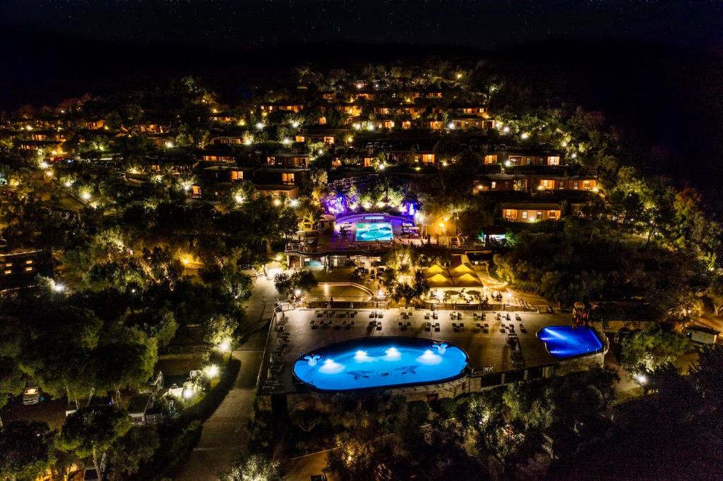 une vue aérienne d'une station balnéaire la nuit dans l'établissement Residence with pool and private beach in Talamone just 500 mt from the sea, à Talamone
