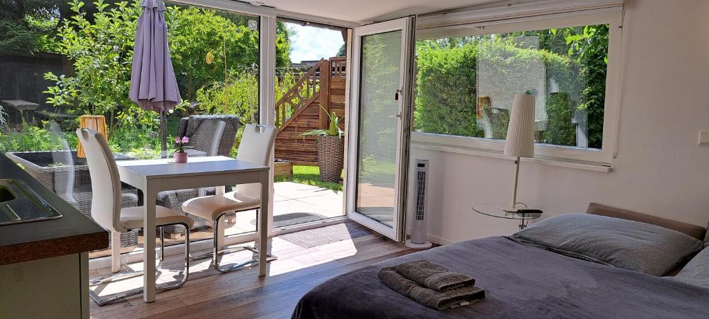 All-in-One Apartment mit eigener Sonnenterrasse im Garten 4