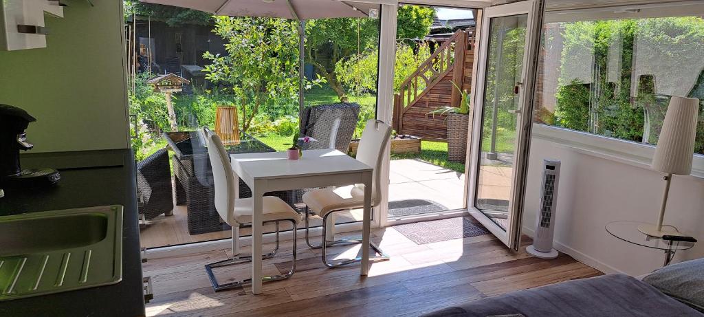 All-in-One Apartment mit eigener Sonnenterrasse im Garten 1