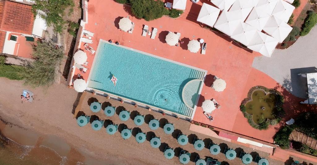 une vue aérienne d'un bâtiment avec une piscine dans l'établissement Hotel Villa Ottone, à Portoferraio