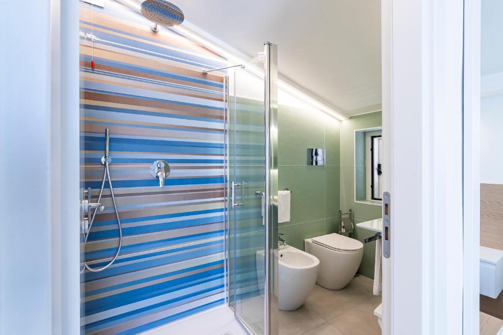 une salle de bain avec douche et toilettes dans l'établissement Hotel Maria, à Castellabate