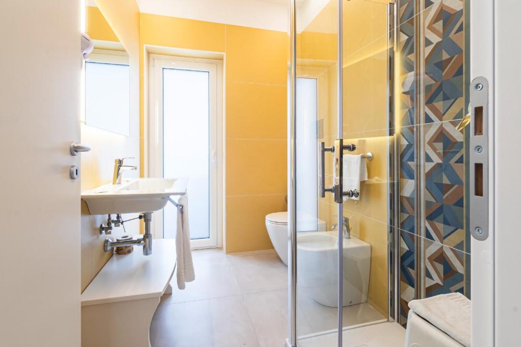 une salle de bain avec toilettes, lavabo et douche dans l'établissement Hotel Maria, à Castellabate 69 autres photos