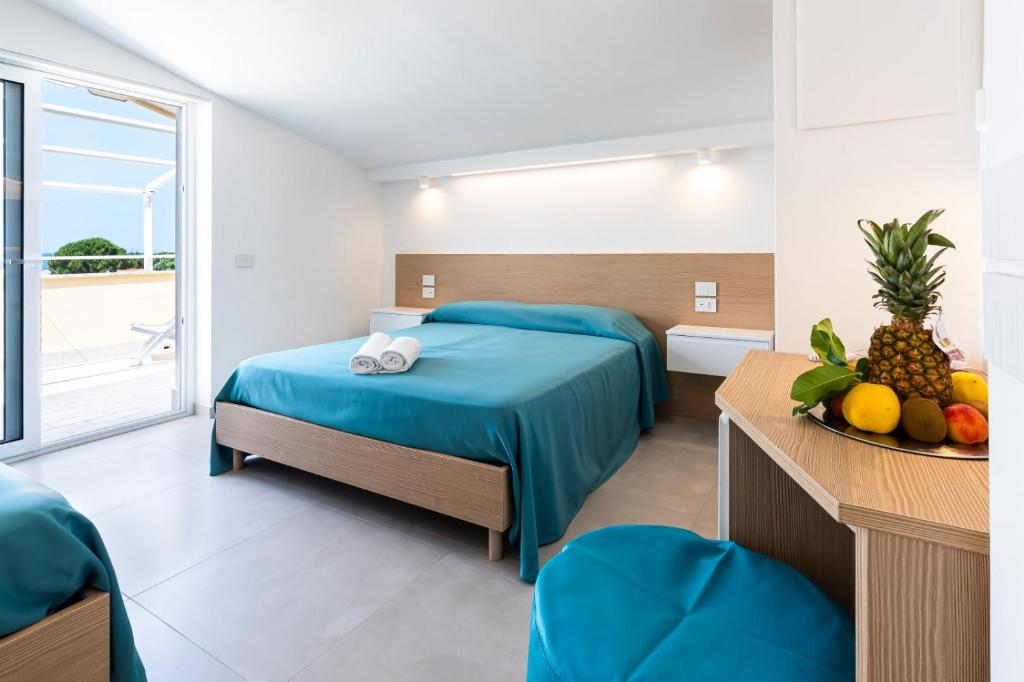 une chambre avec un lit et un bol de fruits sur une table dans l'établissement Hotel Maria, à Castellabate