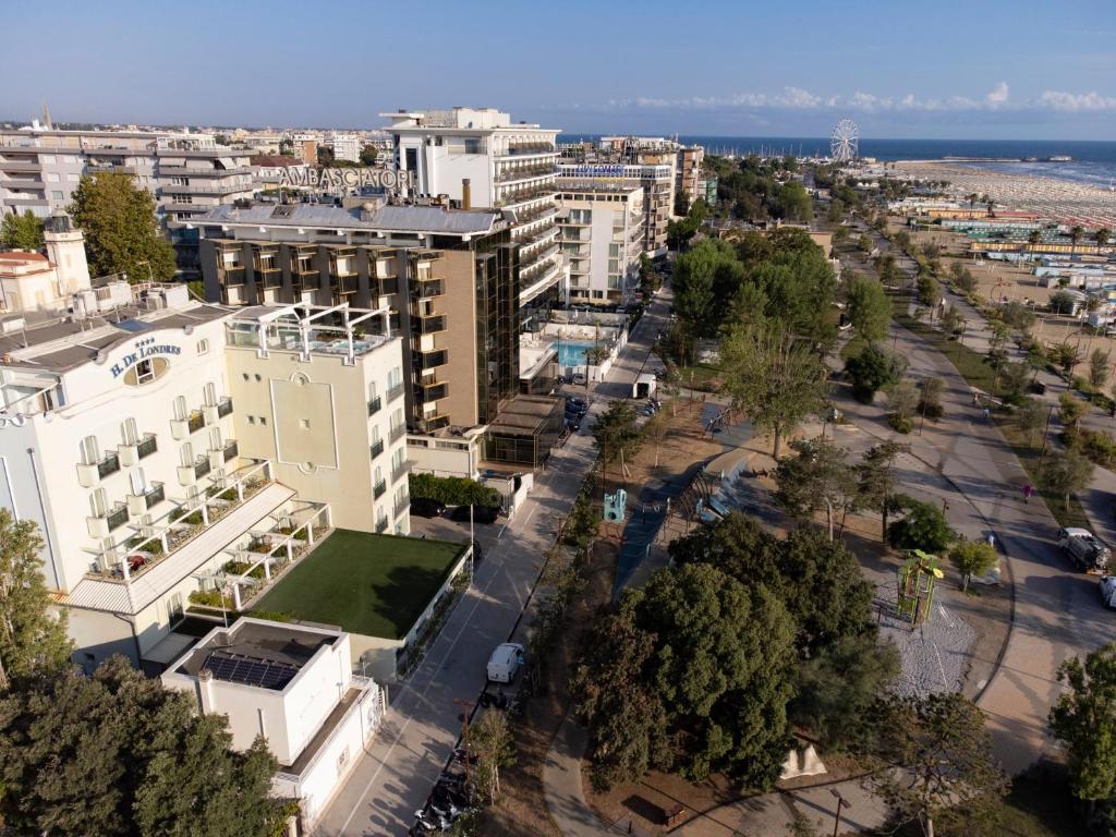 une vue aérienne d'une ville avec des bâtiments dans l'établissement Hotel De Londres, à Rimini