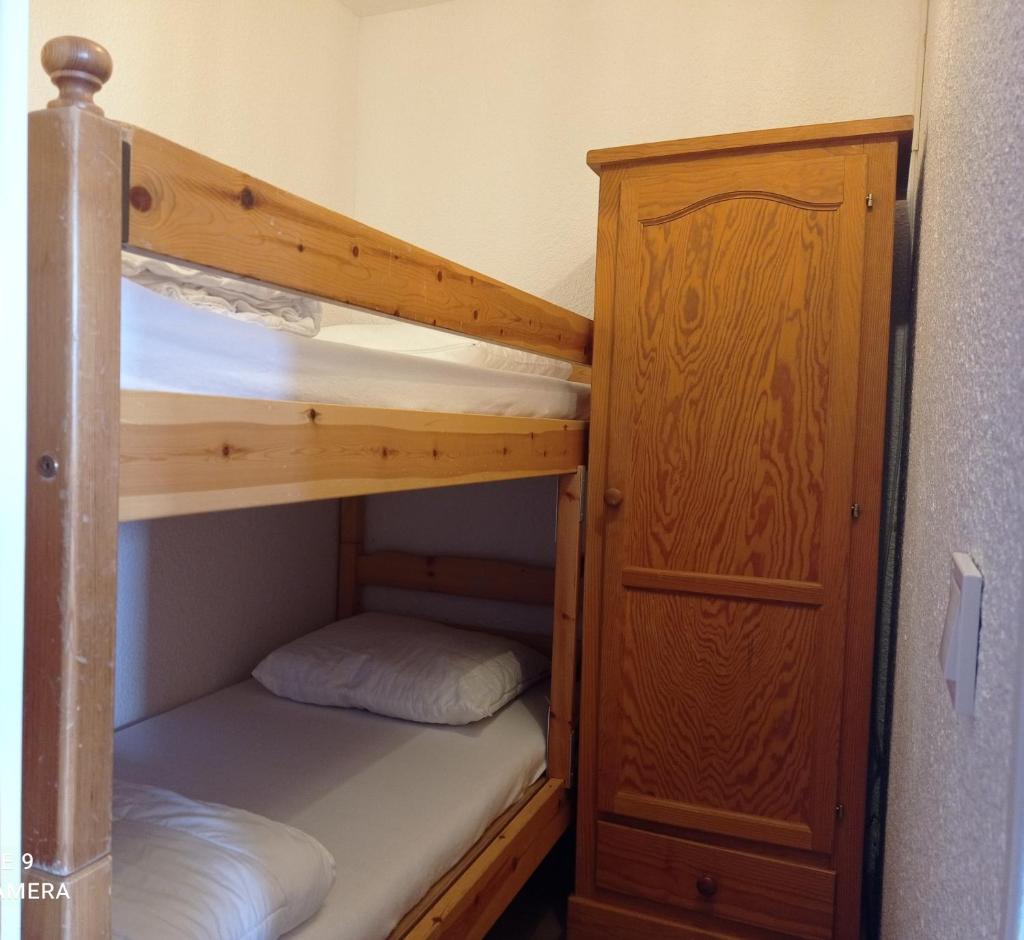 quelques lits superposés dans une chambre dans l'établissement Appart à Puy Saint Vincent 1700 Rés Emeraude, à Puy-Saint-Vincent