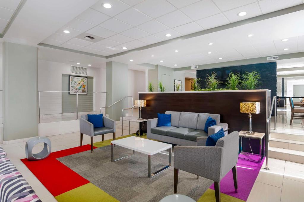 Best Western Plus Commerce Hotel Image