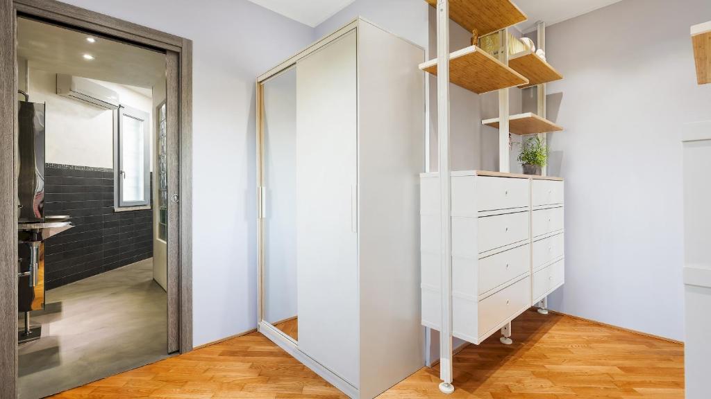 - un dressing avec un miroir et une commode blanche dans l'établissement VILLA TIBERIO 6&2, Emma Villas, à Genzano di Roma