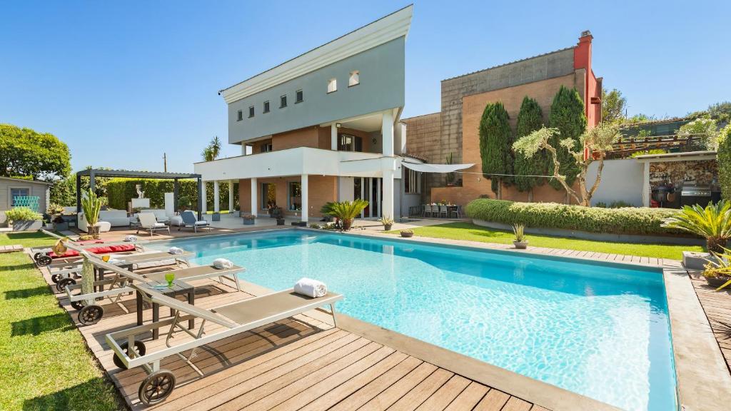 une maison avec piscine et un bâtiment dans l'établissement VILLA TIBERIO 6&2, Emma Villas, à Genzano di Roma