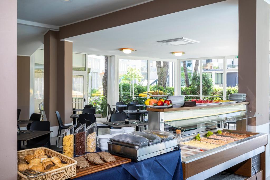 une ligne de buffet avec du pain et d'autres aliments dans l'établissement Hotel La Siesta, à Lido di Jesolo