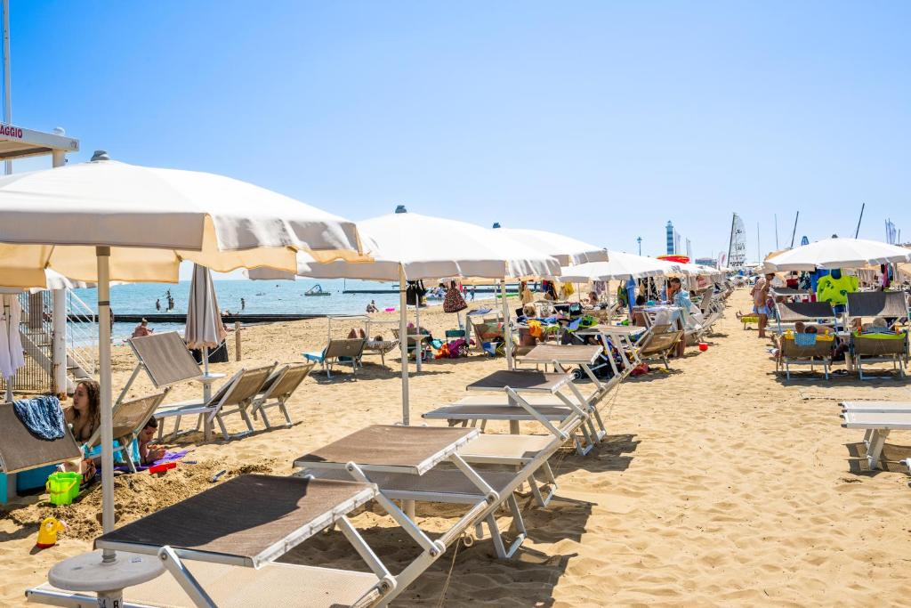 - une plage avec des chaises et des parasols dans l'établissement Hotel La Siesta, à Lido di Jesolo