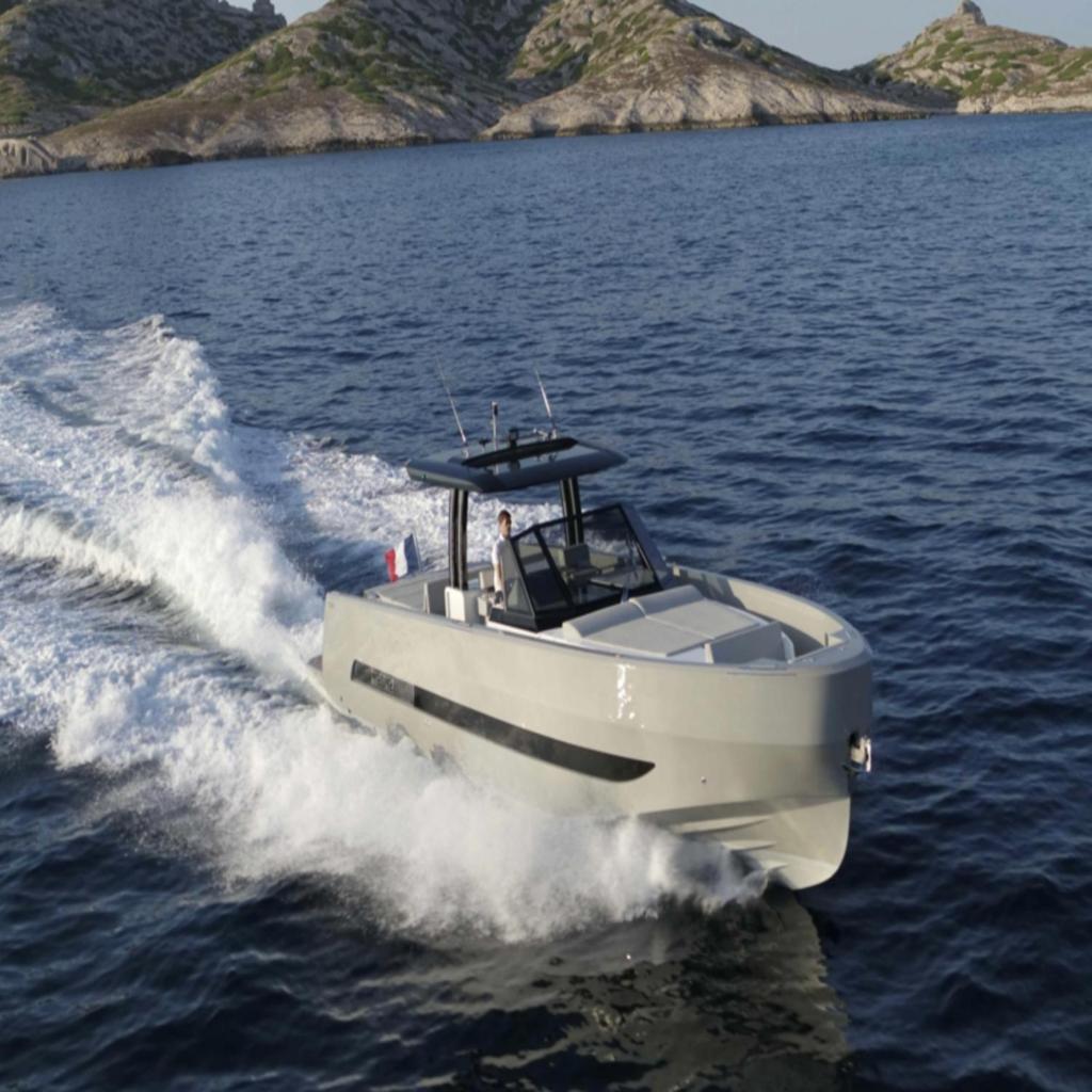 un bateau blanc sur une étendue d'eau dans l'établissement Yacht Med 42, à Marseille