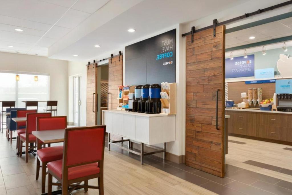 Holiday Inn Express & Suites - Cincinnati NE - Red Bank Road, an IHG Hotel Image