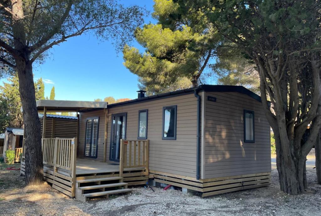 une petite maison assise au milieu des arbres dans l'établissement Bungalow Mobil Home Carry-le-rouet, à Carry-le-Rouet