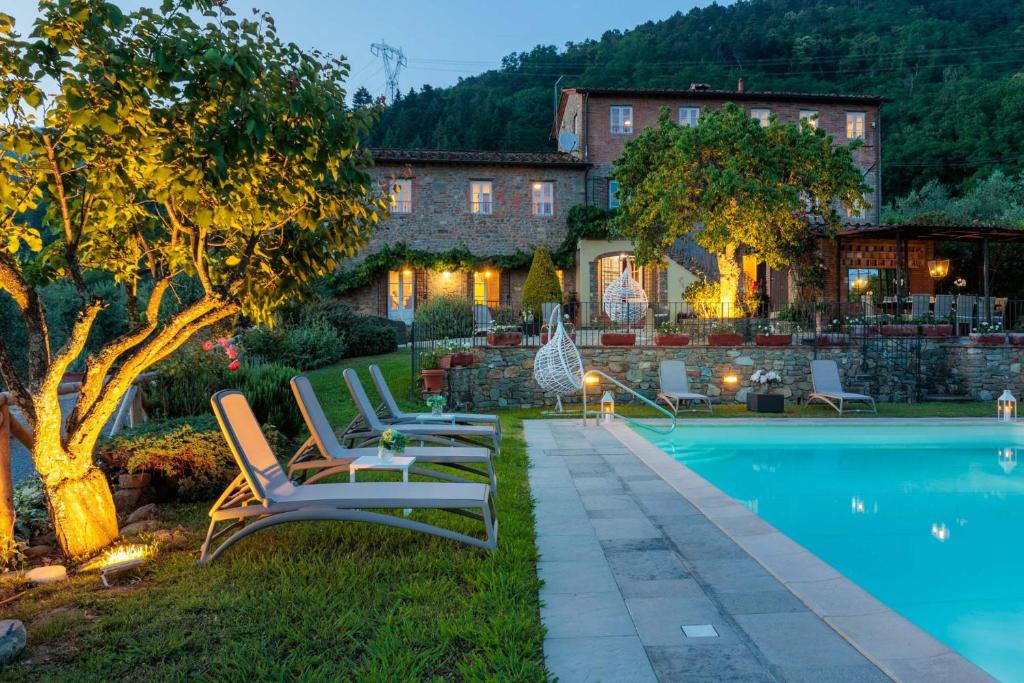 - un groupe de chaises longues à côté de la piscine dans l'établissement Tuscan Fizz, a traditional Stone villa with Pool, à Piaggiori