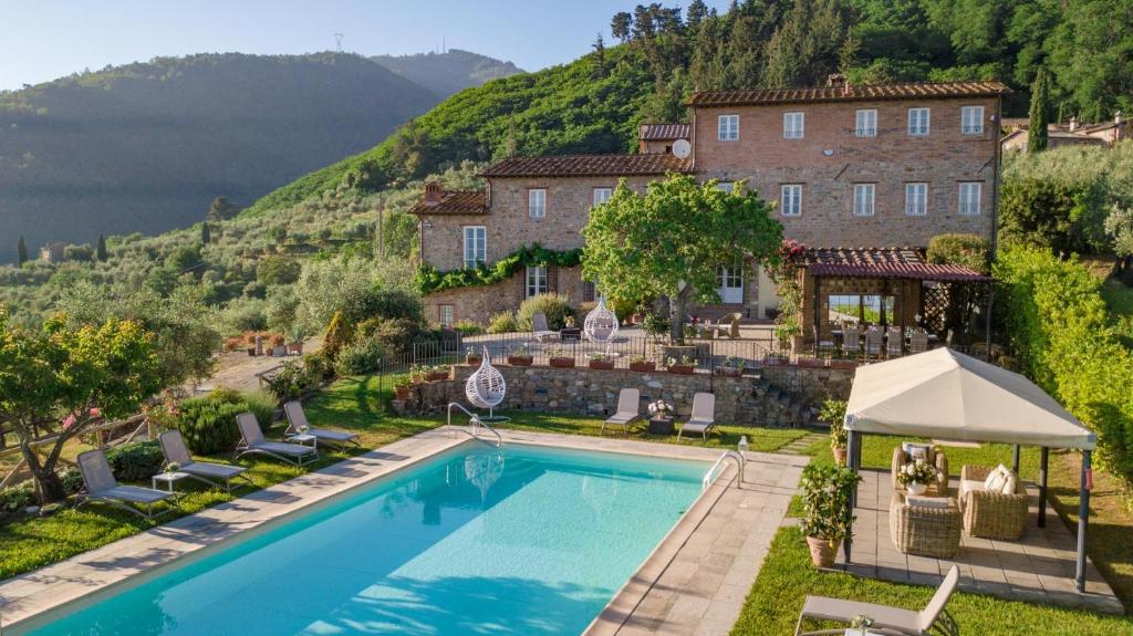 une villa avec piscine et montagne dans l'établissement Tuscan Fizz, a traditional Stone villa with Pool, à Piaggiori