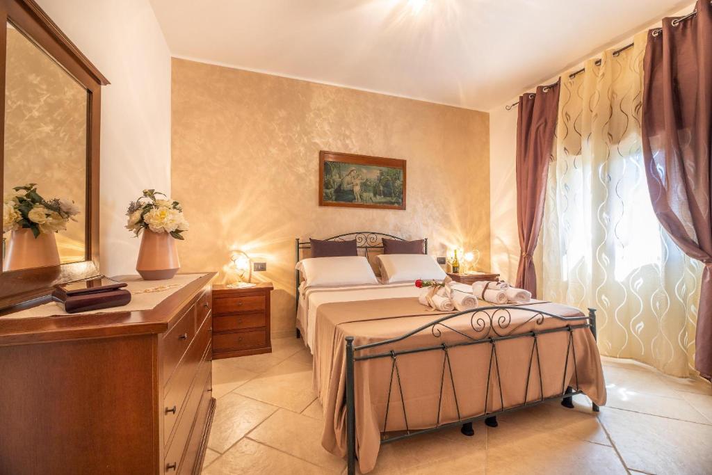 une chambre avec un lit, une commode et une fenêtre dans l'établissement Villa Funny, à Carpignano Salentino 29 autres photos