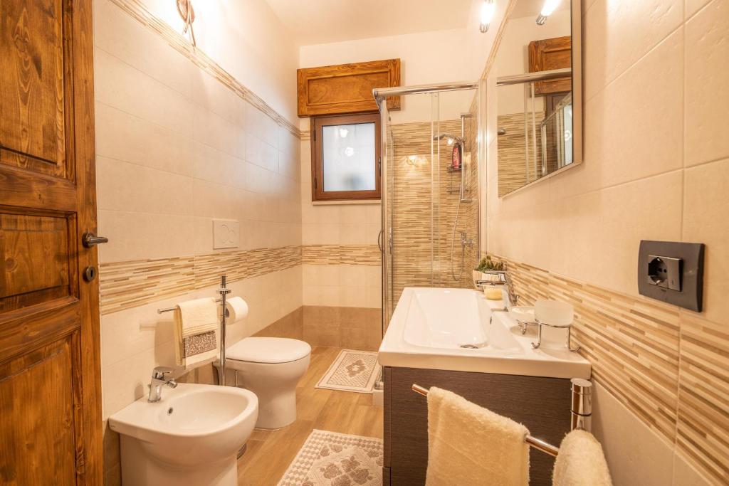 une salle de bain avec toilettes, un lavabo et une douche dans l'établissement Villa Funny, à Carpignano Salentino