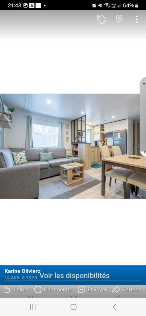 un salon avec un canapé et une table dans l'établissement Kerlann, à Pont-Aven