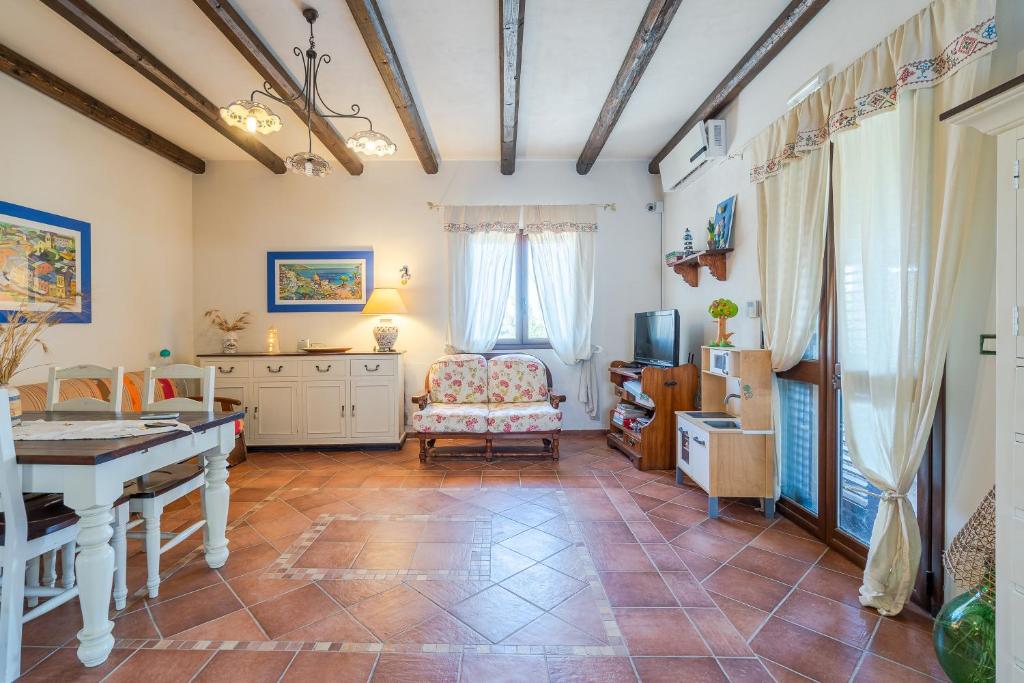 un salon avec une table et un canapé dans l'établissement La Casa del Vento Plemmirio, à Plemmirio